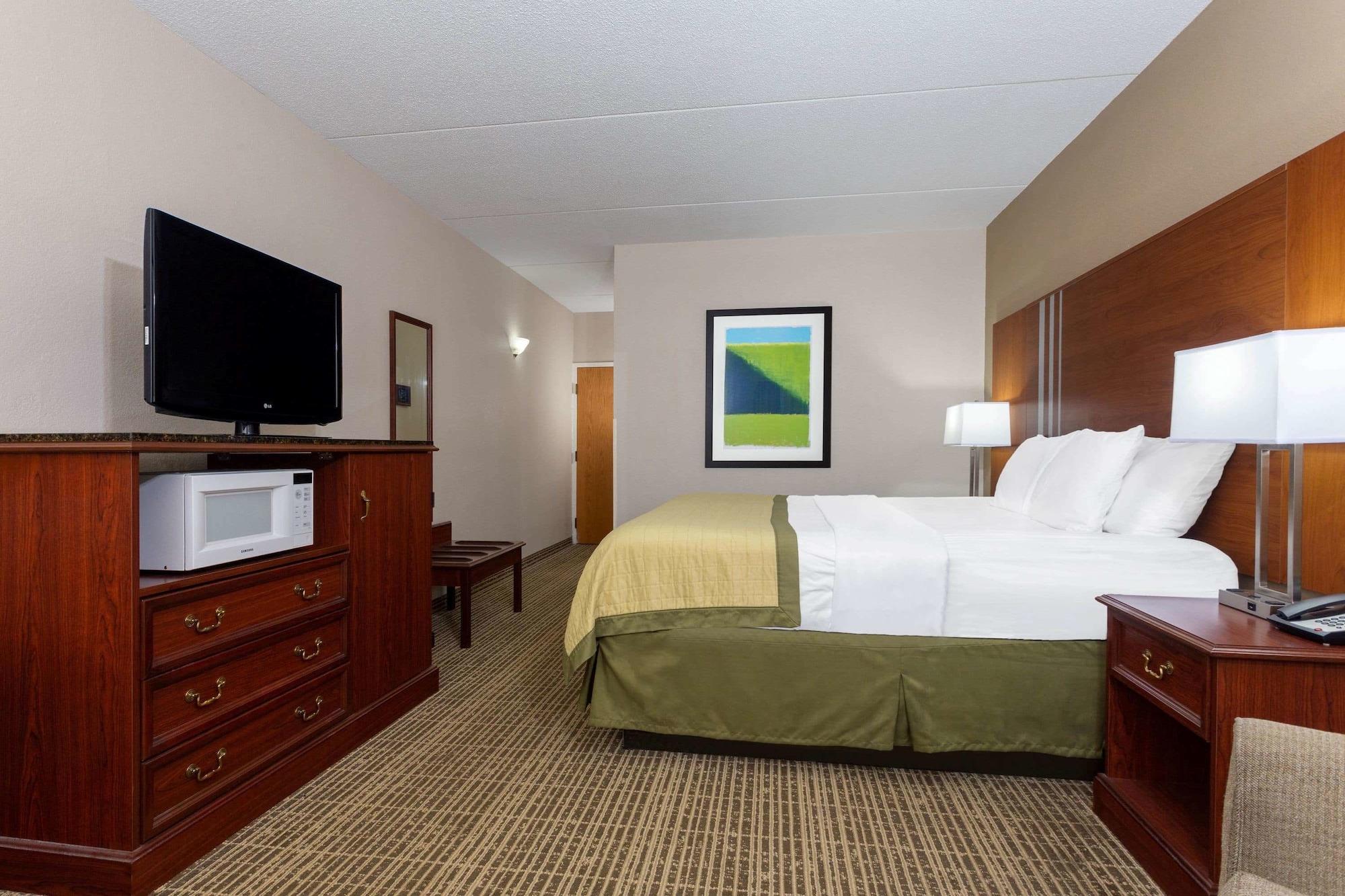 Baymont By Wyndham Elkhart Hotel Bagian luar foto