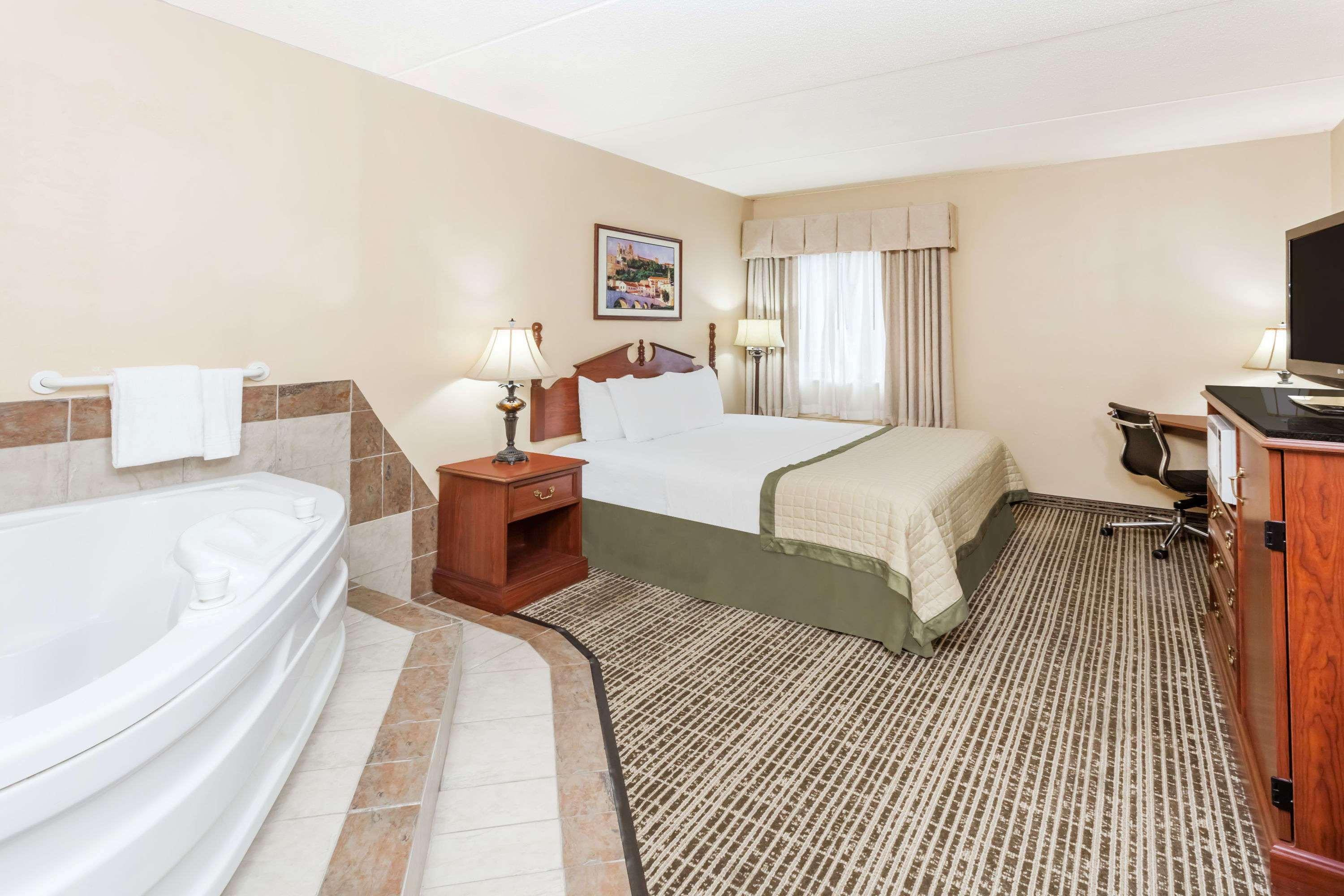 Baymont By Wyndham Elkhart Hotel Bagian luar foto