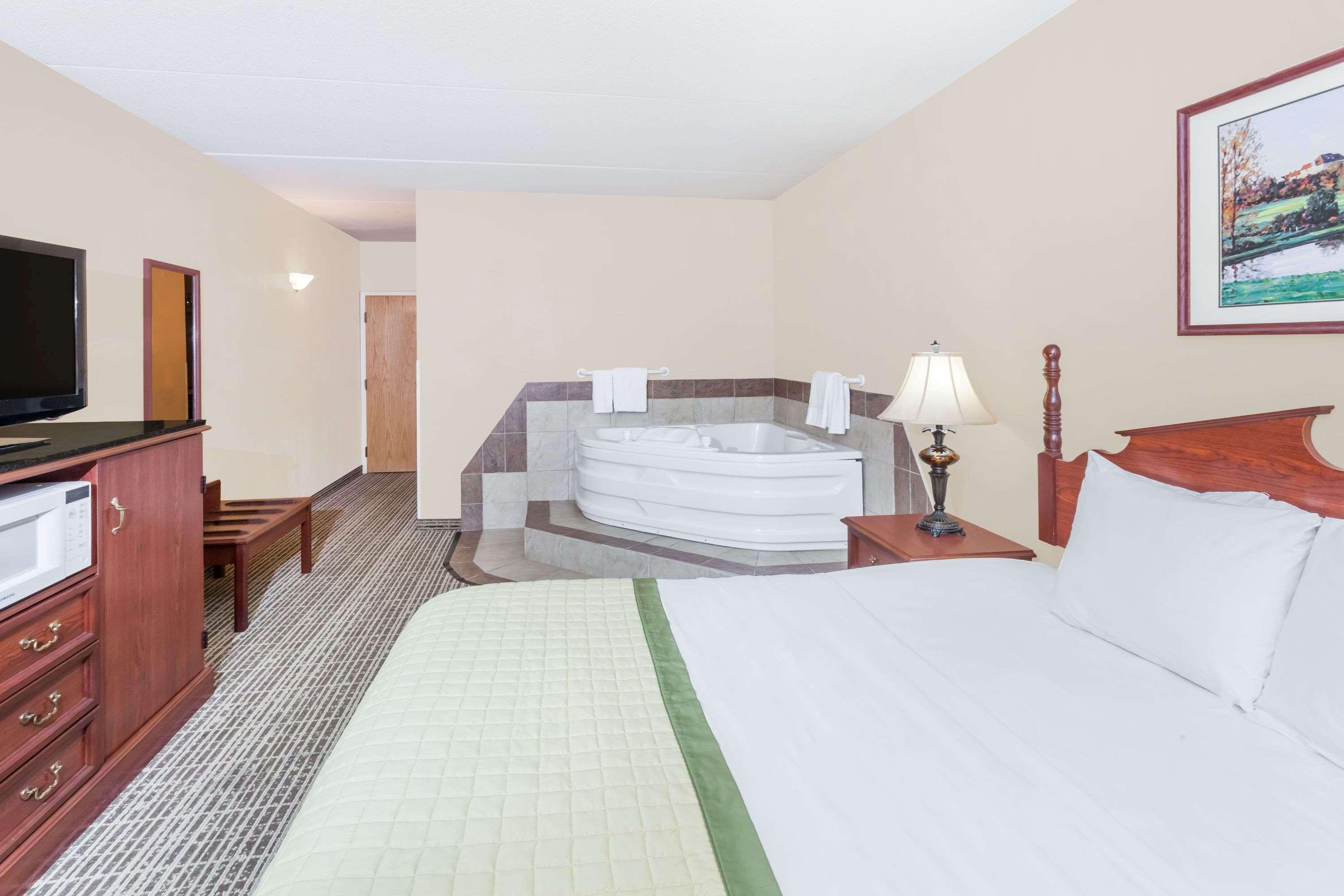Baymont By Wyndham Elkhart Hotel Bagian luar foto