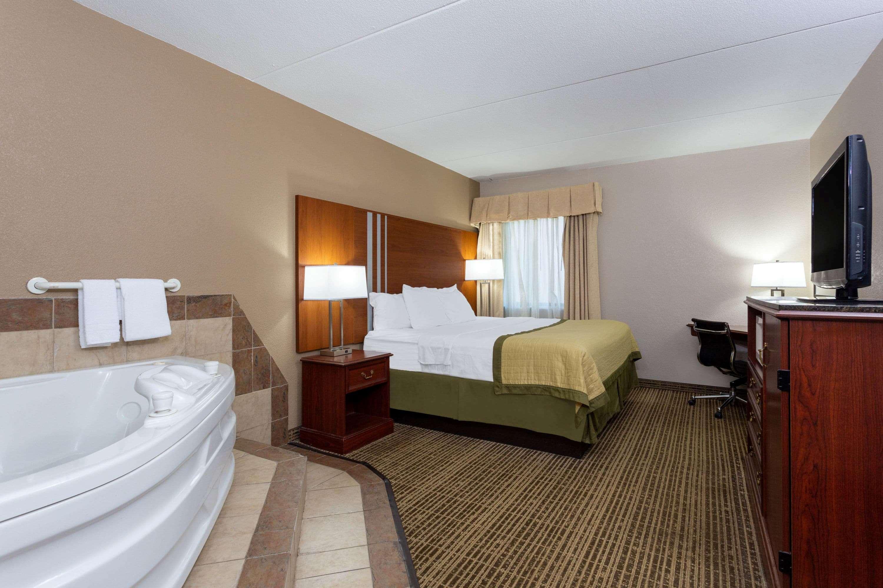 Baymont By Wyndham Elkhart Hotel Bagian luar foto
