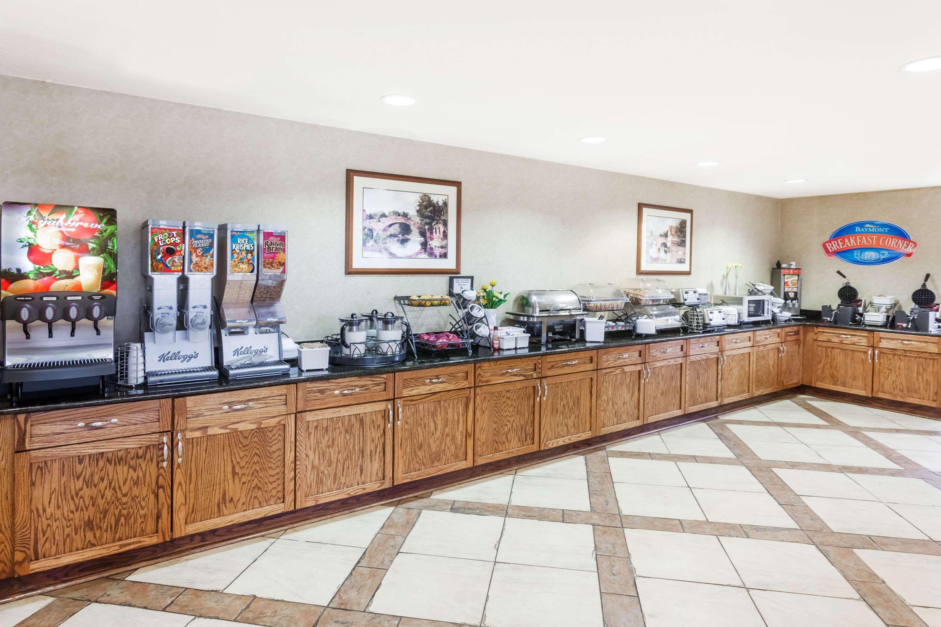 Baymont By Wyndham Elkhart Hotel Bagian luar foto