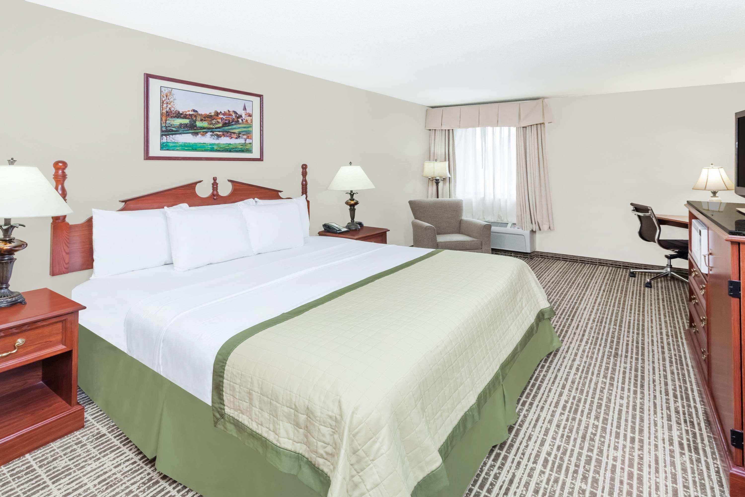 Baymont By Wyndham Elkhart Hotel Bagian luar foto