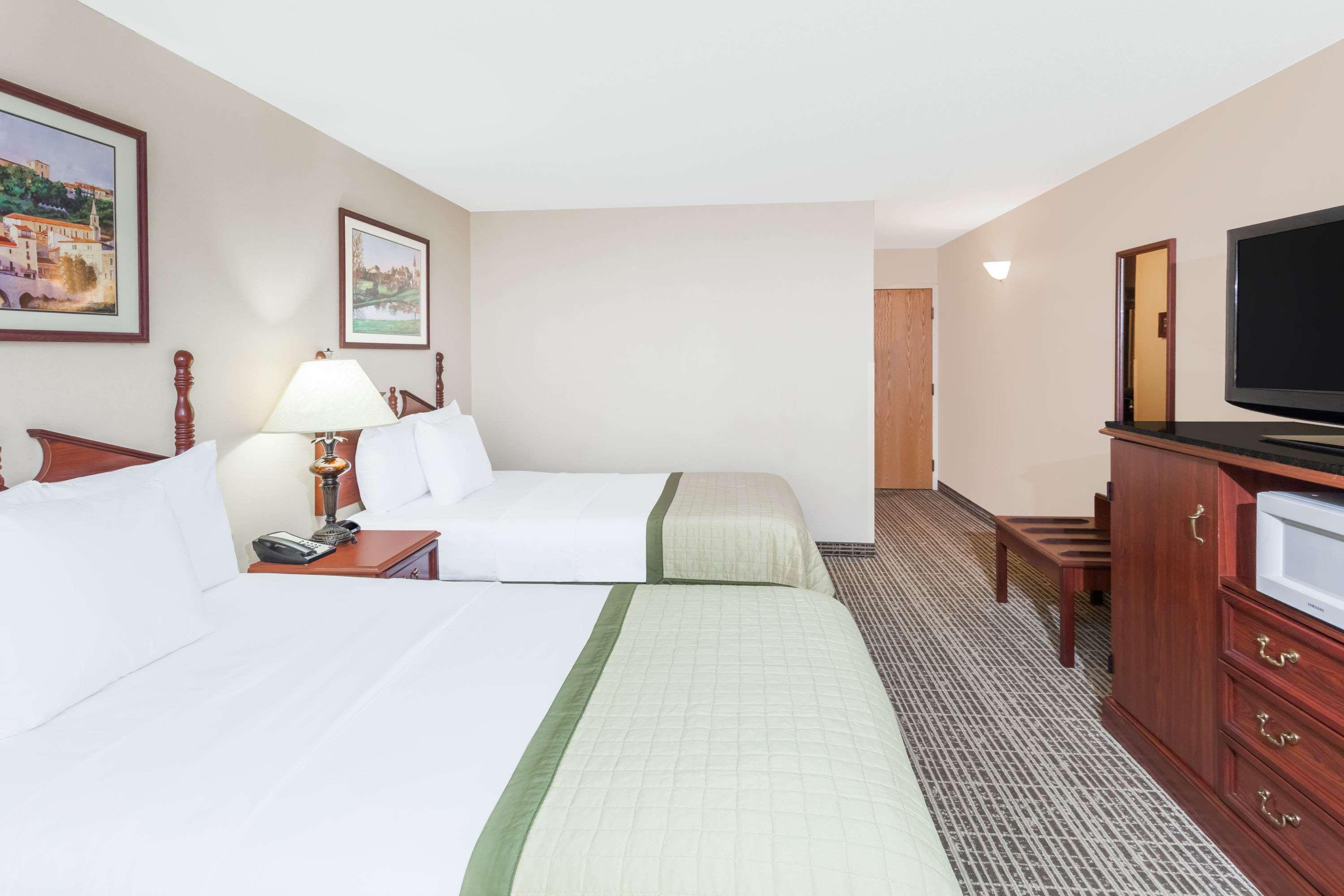 Baymont By Wyndham Elkhart Hotel Bagian luar foto
