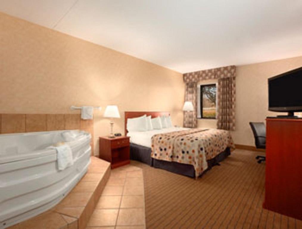 Baymont By Wyndham Elkhart Hotel Ruang foto